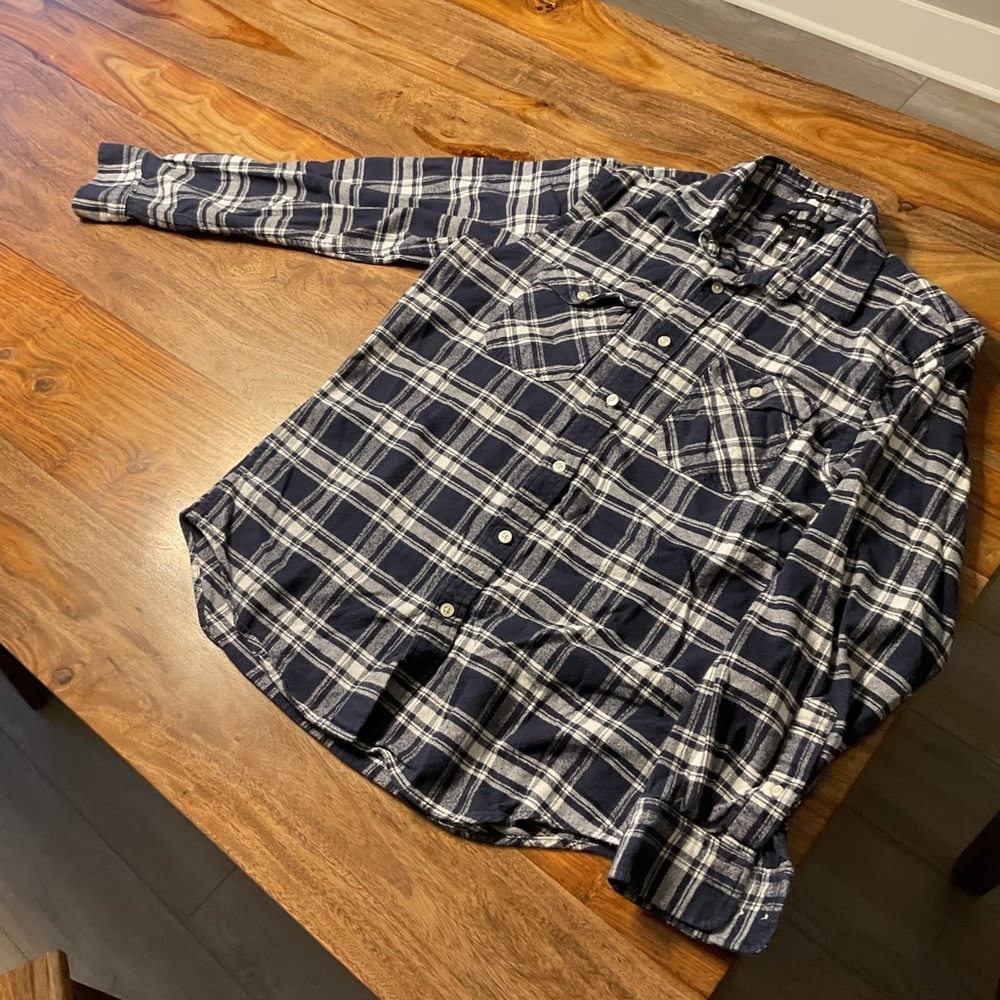 Men’s Banana Republic cotton flannel long sleeve button up shirt. Size M